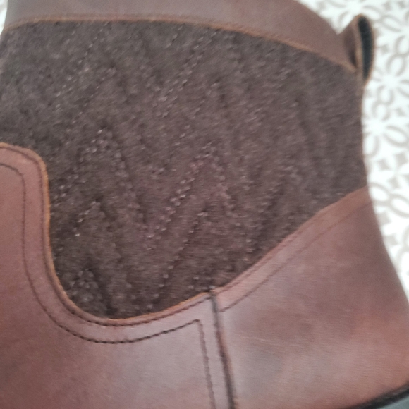 Vionic Boots Size 8.5 . - Picture 10 of 16